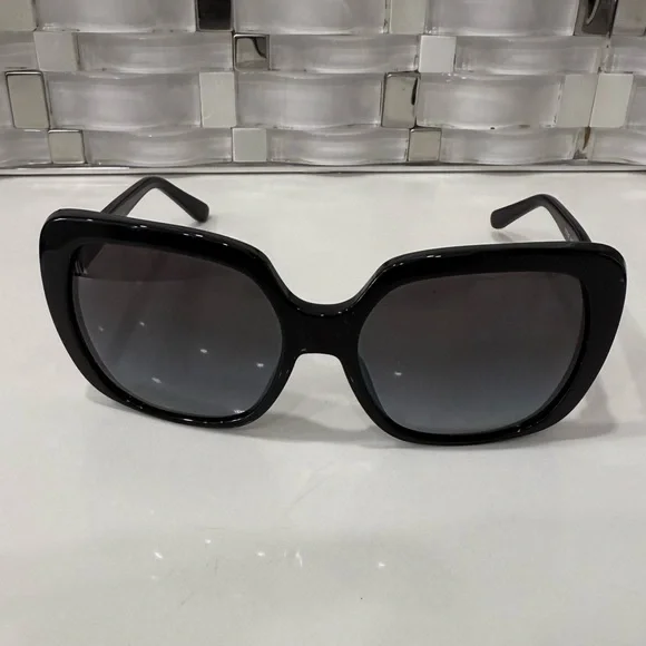 Goegeous Like New Tory Burch Black Gradient Sunglasses - Picture 1 of 5